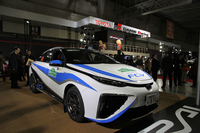 
    トヨタのブースから。昨年11月のJAF全日本ラリー選手権「新城ラリー2014」で、00カーとして使用されたFCV「ミライ」のラリー仕様車。
    
