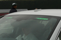 ウィンドウに備えられたLEDランプは、クルマが道路状況をどう認識しているかを、周囲にアピールするためのもの。グリーンは「進路上にリスクなし」、オレンジは「進路上にリスクあり（センサー検知）」、ホワイトが「進路上にリスクあり（通信検知）」となっている。