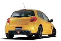 リアエンドには、軽量なカーボン製ディフューザーがおごられる。