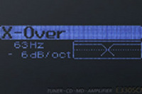 
	「E3305CMT」にはふたつのディスプレイが装備。メインの上段にはこんな感じで表示される。色つきアクリルパネルのおかげで文字もやさしい表現に。
	 