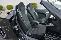 ブラックのファブリックで仕立てられた、スポーツシート。ベージュのシート地や茶系のインテリアカラーも、セットオプションとして用意される。