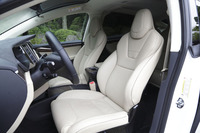 ヘッドレスト一体型のフロントシート。シートカラーは「タン」（写真）のほか、「ウルトラホワイト」と「ブラック」が用意される。