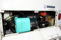 356ccから最高出力20ps/5000rpm、最大トルク3.2kgm/3000rpmを発生する強制空冷2ストローク2気筒エンジン。オーナーが自らの手でオーバーホールしたそうで、ご覧のとおりきれいで快調だった。ウルトラ製のセミトラ（右上のオレンジ色）が後付けされている。