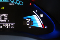 メーターパネル右のバッテリー目盛り。数えてみると11目盛りしかない。
    