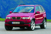 「BMW X5」
    BMWが初めて製造したクロスオーバーSUVで、2000年にデビューした。その後「X3」「X6」「X1」が発売され、SUVのラインナップが広がった。X5は現在3代目となったが、映画に登場するのは初代モデル。