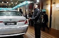 
	新型「7シリーズ」では、3.6リッターと4.4リッターの大排気量エンジンや6段オートマチックトランスミッション、BMWが「iDrive」と呼ぶ新しい操作系インターフェースなどが採用された。（写真最上とその下）
	 