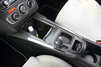 シフトセレクターの前方にあるコンソールボックスは0.5リッターのペットボトルがすっぽり収まるほどの深さ。