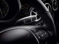 デュアルクラッチ式の「7G-DCT」トランスミッションは、シフトレバーがステアリングホイールの裏からはえるコラムシフトタイプとなる。