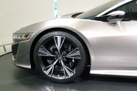 左右の前輪は独立した2つのモーターで駆動。「Sport Hybrid SH-AWD」と呼ばれるハイブリッドシステムが採用される。