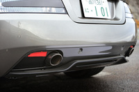 エクステリアではブラックのスプリッターやディフューザー、ブラックアルマイト仕上げのブレーキキャリパー、フューエルキャップに施された「GT」のロゴなどが、「DB9」との違いとなっている。