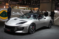 「ロータス・エヴォーラ400」。写真は、2015年のジュネーブショーに出展されたときのもの。
    