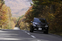 路面状況や積載量に応じて車高調整を行うエアマチックサスペンションを搭載する。