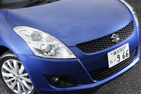 フェンダー部まで大きく食い込んだ新形状のヘッドライトにより、表情を変えた新型「スイフト」。
