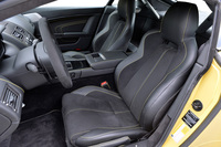 シート表皮は、ラクスミルレザーとアルカンターラから選ぶことができる。
    