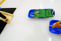 ソリの滑走距離は、67cm対142cm。スタッドレス仕様は、約半分で止まった。