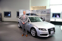 アウディジャパンのドミニク・ベッシュ社長と新型A4アバント