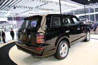 「LS5」のリアエンド。レンジローバーの面影がよぎるものの、テールレンズのディテールは、それなりにオリジナリティーが感じられる。