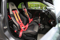 サベルト製のヘッドレスト一体型専用スポーツシートが装着される。表皮はアルカンターラ／レザー。さらに、フルスペック仕様にはサーキット走行用の4点式シートベルトが備わる（公道走行時には通常の3点式を使用する）。