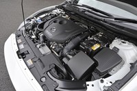 スカイアクティブD2.2こと、2.2リッターディーゼルエンジンは175psと420Nm（42.8kgm）を発生する。