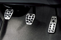 「専用プレミアムペダル」。写真はMT車のもので、CVT車はアクセルペダルとブレーキペダルの2点となる。