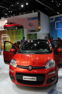 3代目「フィアット・パンダ」発表の場となった2011年フランクフルトショー会場には、初代フィアット・パンダが高いところに置かれていた（写真左上）