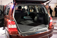 「ハリアーハイブリッド」は5人乗り、「クルーガーハイブリッド」は7人乗りとなる。写真のように、シートアレンジももちろん可能。