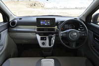 インパネには水平基調の装飾を施すことで“ハイセンス＆エレガント”な雰囲気を表現したという。