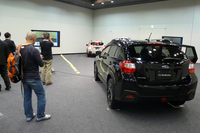 ステレオカメラの性能向上を説明するデモンストレーションの様子。
    