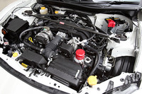 カーボンシャフト採用のフロントストラットタワーバーやスポーツオイルフィルターなどのTRDパーツが装着されたエンジンルーム。