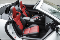 スポーティーなデザインの「パフォーマンスシート」が備わる、「R AWD コンバーチブル」のインテリア。