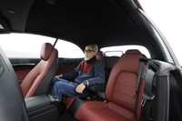 後席は、後方の視界がややさえぎられるものの、適度な包まれ感が得られる。