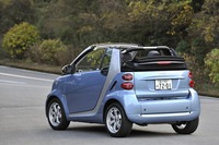 パッと見、どこが変わったのか分かりにくいが、前後バンパーやサイドスカート、給油フラップなどがボディ同色となったほか、ホイールデザインが新しくなった。