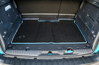 ボディーと同色の縁取りが施される「フロアマット＆ラゲッジマットセット」の価格（オプション）は、3万7800円（税込み）。
