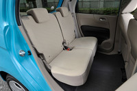 リアシートも広さは十分。センタータンクレイアウトが実現する多彩なシートアレンジは、ライバルにはない特徴のひとつ。