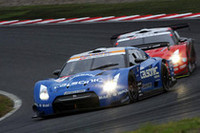 レースを制したのは写真手前、No.12 カルソニック IMPUL GT-R(松田次生／セバスチャン・フィリップ組)。