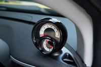 「スマート」のターボ車には、コックピットクロックとレブカウンターが装備される。