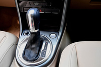 トランスミッションはデュアルクラッチ式の7段AT。17.6km/リッター（JC08モード）という燃費にも寄与している。