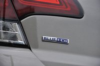 BlueHDiとは、DPF（微粒子フィルター）とアドブルー（尿素水溶液）式SCR（選択還元触媒）を持つ、PSAグループの最新ディーゼルエンジンの呼称。1.6リッターと2リッターがあり、「C4」には前者が搭載される。