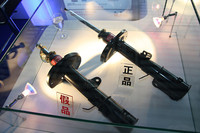 右がホンモノ、左がニセモノ。よーく赤いラベルを見ると、KYBの文字が……。