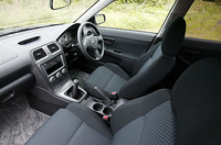 WRXの変更は、主にインテリアで行われた。センターパネル、コンソール部の仕上げや、ドアトリムの意匠変更など。新デザインのステアリングホイールの奥には、レッドルミネセントメーターが備わる。