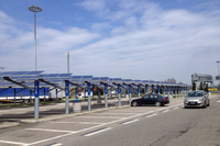 「太陽の道」西セッキアSAの駐車場にて。太陽光パネルは、庇（ひさし）も兼ねている。
    