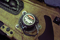 付属のアクリル板を介してボストン・スピーカーを固定。ボルト位置がぴったり合っているから交換は簡単。
