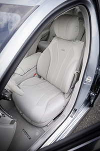 シートにはサイドサポートの張り出したフルレザーの「AMGスポーツシート」を標準装備。
    