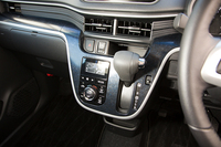 空調については、新開発のエアコンユニットの採用により、消費動力を大幅に低減。アイドリングストップ時にも冷風が送れるよう、オートエアコン搭載車には蓄冷エバポレーターを採用している。