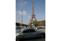 目的地のエッフェル塔の下に広がるシャン・ド・マース広場前。