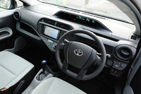 こちらは、エントリーグレード「L」のインテリア。装備も簡素なら、色使いも極めてシンプル。