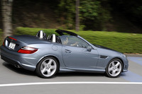 AMGスポーツパッケージを選ぶと、外装はフロントスポイラー、サイドスカート、リアスカートがセット（AMGスタイリングパッケージと呼ぶ）で交換される。