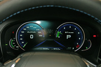 LED技術を用いたアルピナオリジナルのフルカラーメーターも見どころのひとつ。