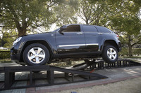 「良く伸びる」ことが取り柄だった後輪リジットアクスルサスペンションは、独立懸架式へと改められ、モーグルなどではタイヤが宙に浮きやすくなった。とはいえ、接地しているタイヤに駆動力を効率よく伝える電子制御4WDシステムの採用により、高い走破性は維持されているという。

