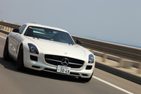 ノーマルの「SLS AMG」ではオプションとなる「AMG RIDE CONTROLパフォーマンスサスペンション」が標準で装着される。よりハードなスプリングと、2段階切り替え式の電子制御ダンパーにより、フットワークはより軽快に。